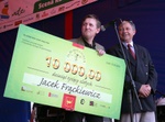 Jacek Frąckiewicz z czekiem na 10 tys. zł odebranym z rąk wiceprezydenta miasta Marka Michalika